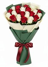 Букет Микс из красных и белых роз в Хатассах