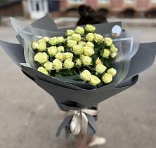 Букет Белые кустовые розы Солинеро в Хатассах