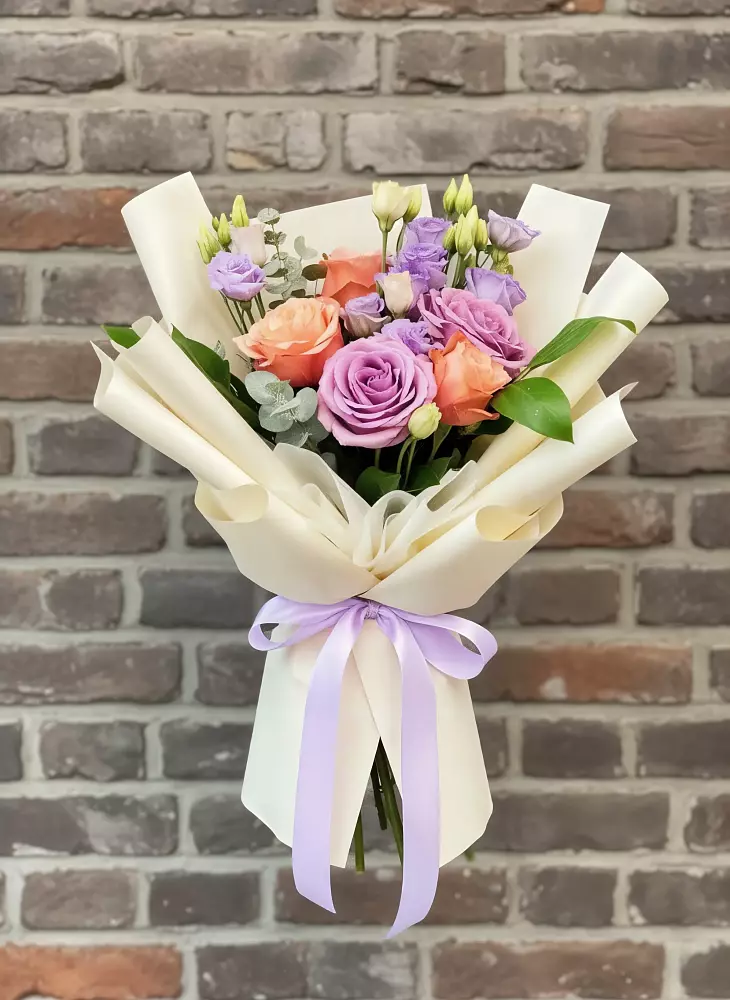 Букет цветов из: Лизиантусы и Розы в Хатассах