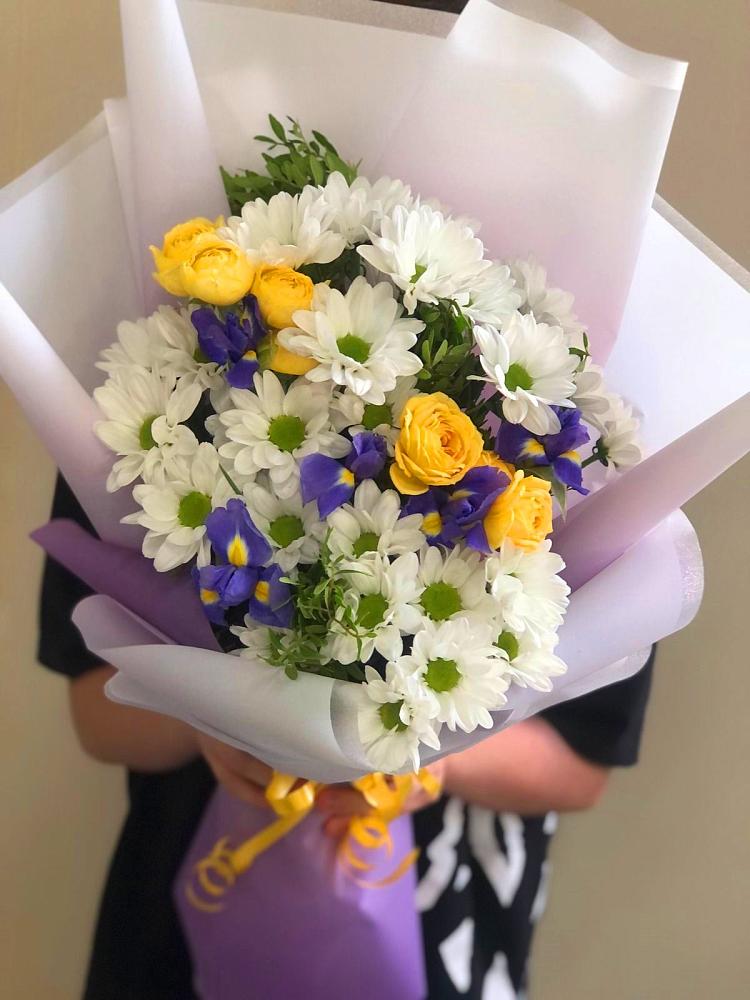 Букет цветов из: Ирисы, Хризантемы и Розы в Хатассах