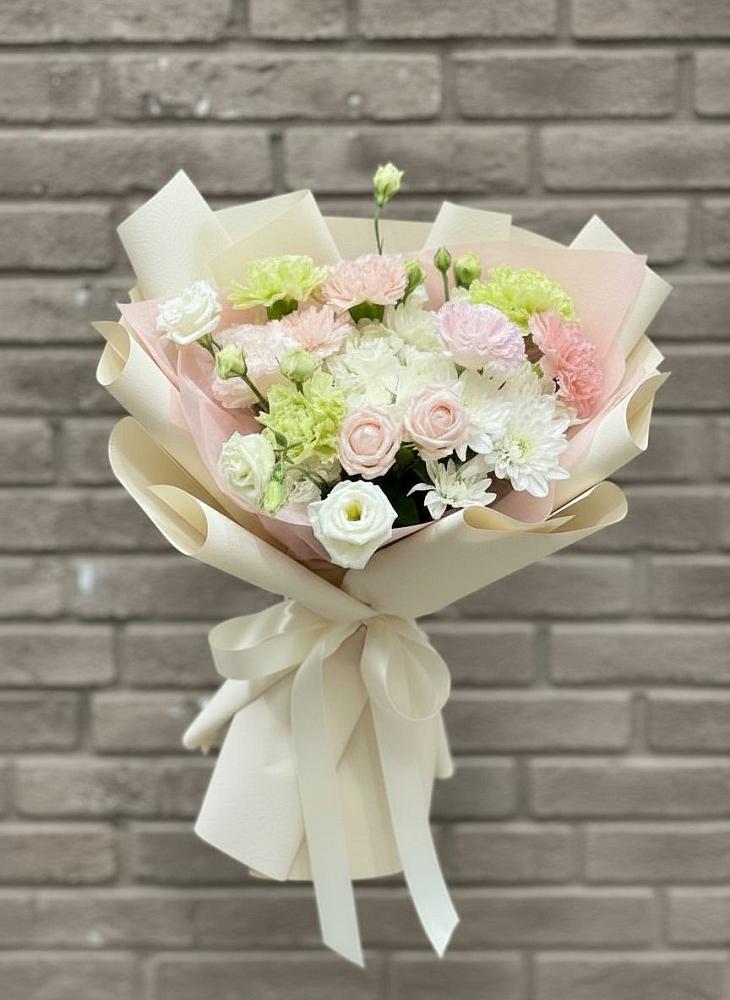 Букет цветов из: Гвоздики, Розы, Лизиантусы и Хризантемы в Хатассах