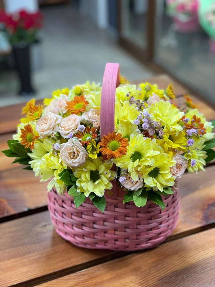 Цветочная композиция из Хризантемы и Розы в корзине в Хатассах