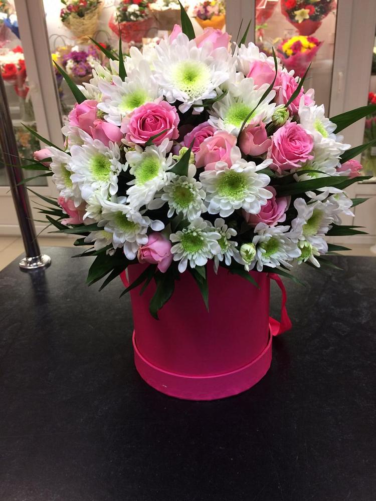 Цветочная композиция из Розы и Хризантемы в шляпной коробке в Хатассах