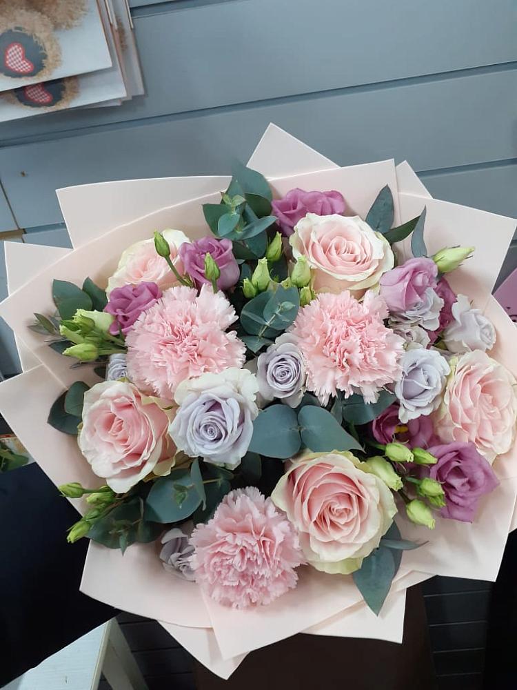 Букет цветов из: Розы, Гвоздики и Лизиантусы в Хатассах