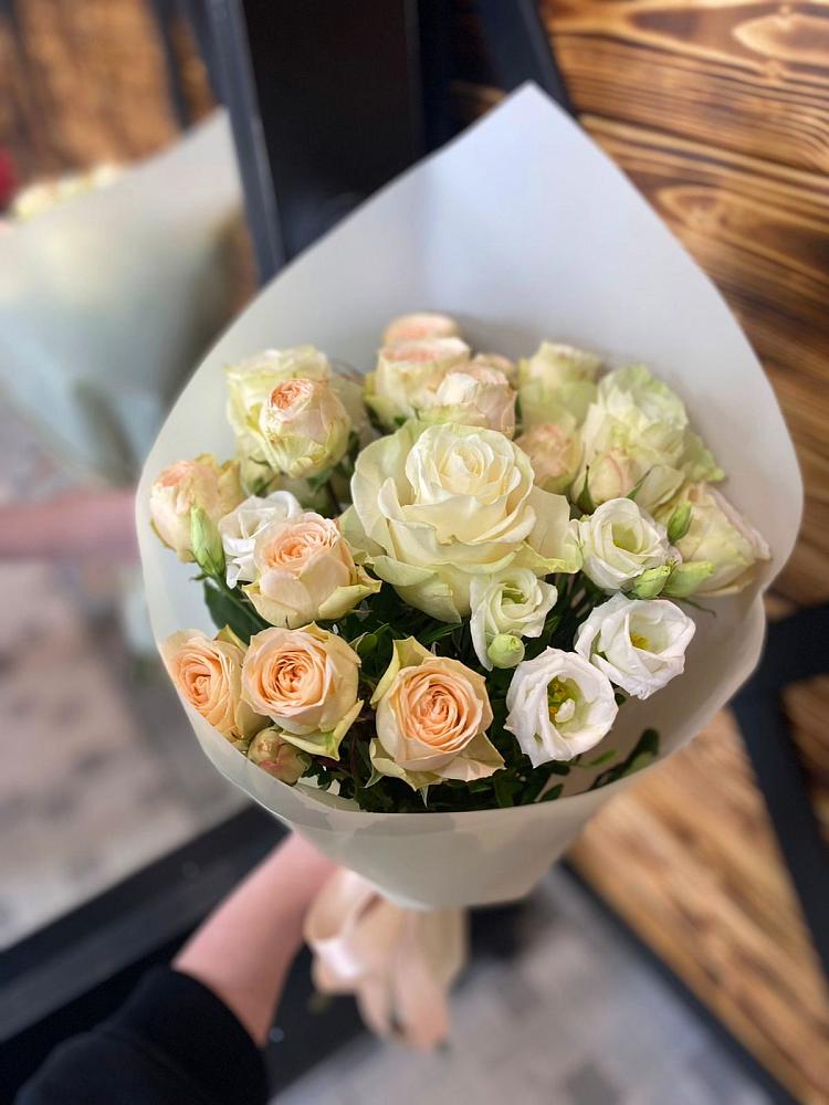 Букет цветов из: Розы и Лизиантусы в Хатассах